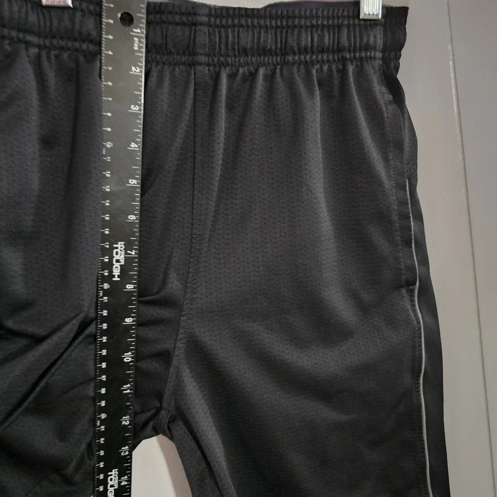 Under‎ Armour Boys Small HeatGear Loose Fit Athletic Shorts Black S Pockets